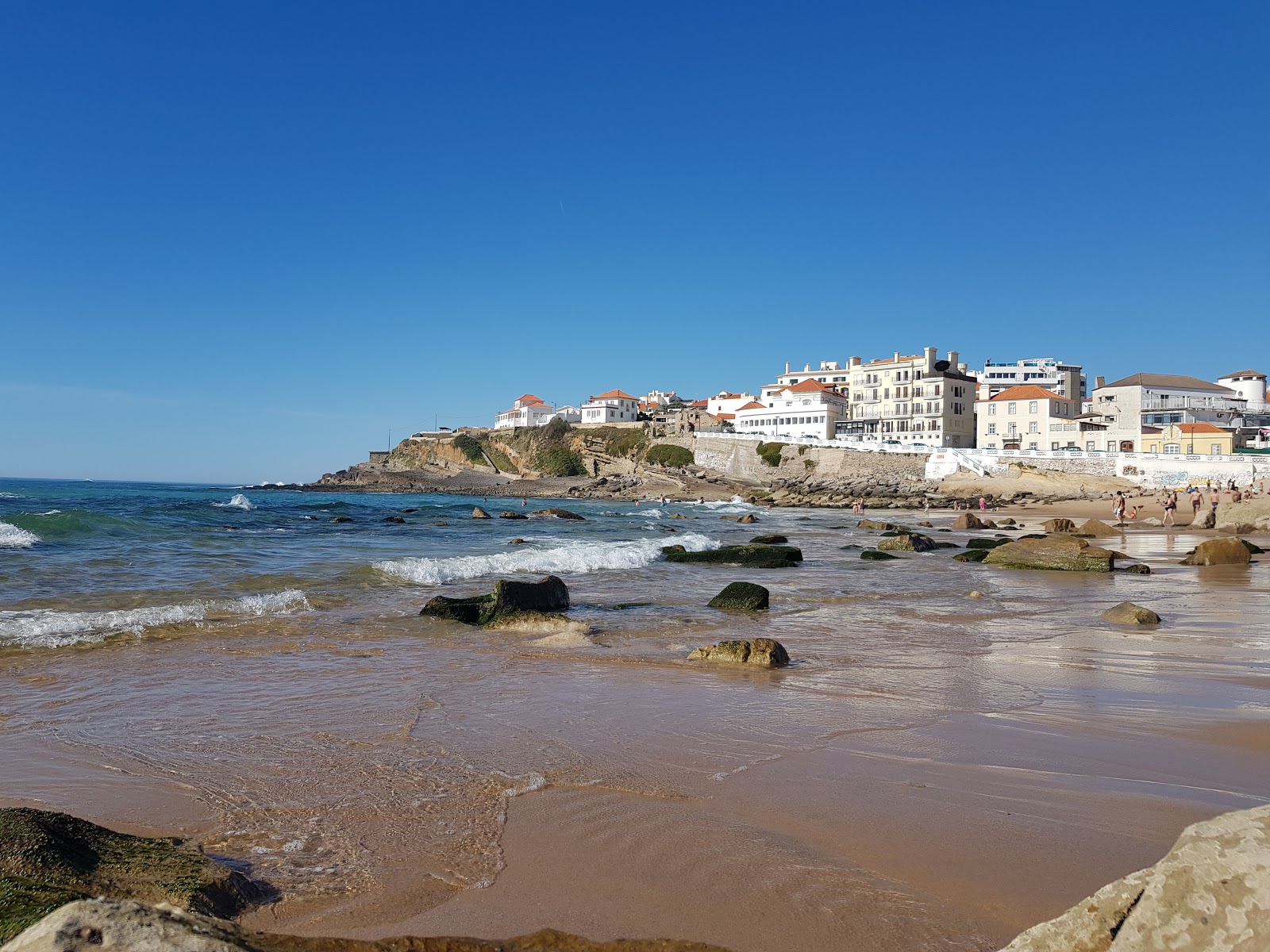 Praia das Macas的照片 带有碧绿色纯水表面