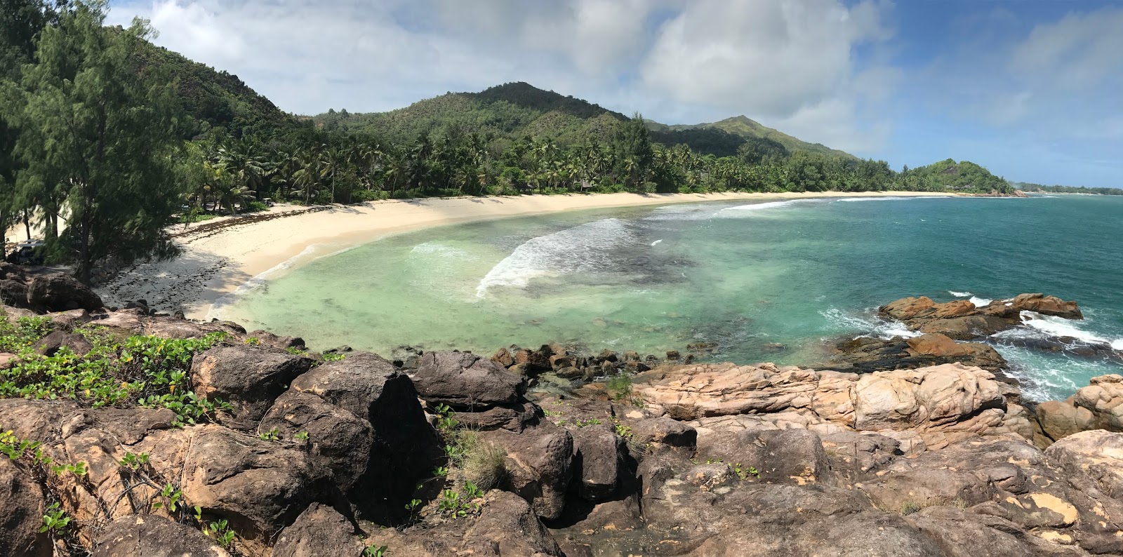 Foto de Praia Anse Kerlan apoiado por penhascos