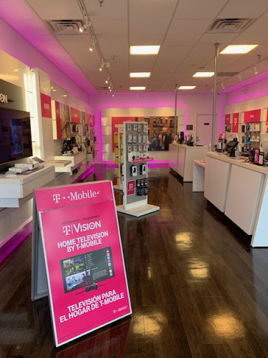 Cell Phone Store «T-Mobile», reviews and photos, 358 W Army Trail Rd #170, Bloomingdale, IL 60108, USA