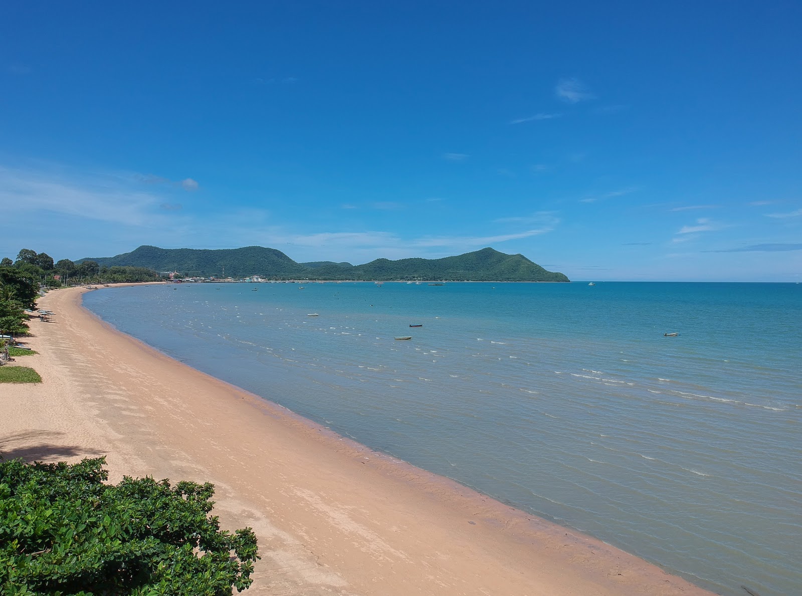 Bang Saray Beach'in fotoğrafı düz ve uzun ile birlikte