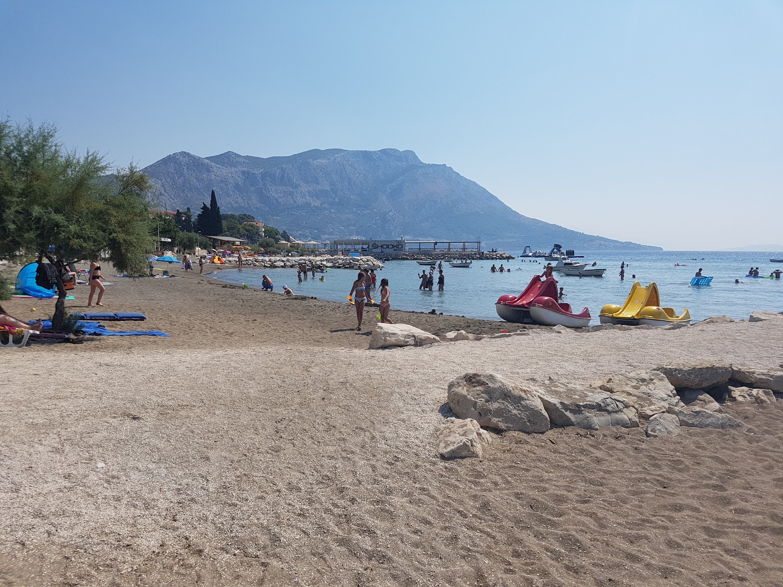 Foto von Plaza Golubinka mit beiger sand Oberfläche
