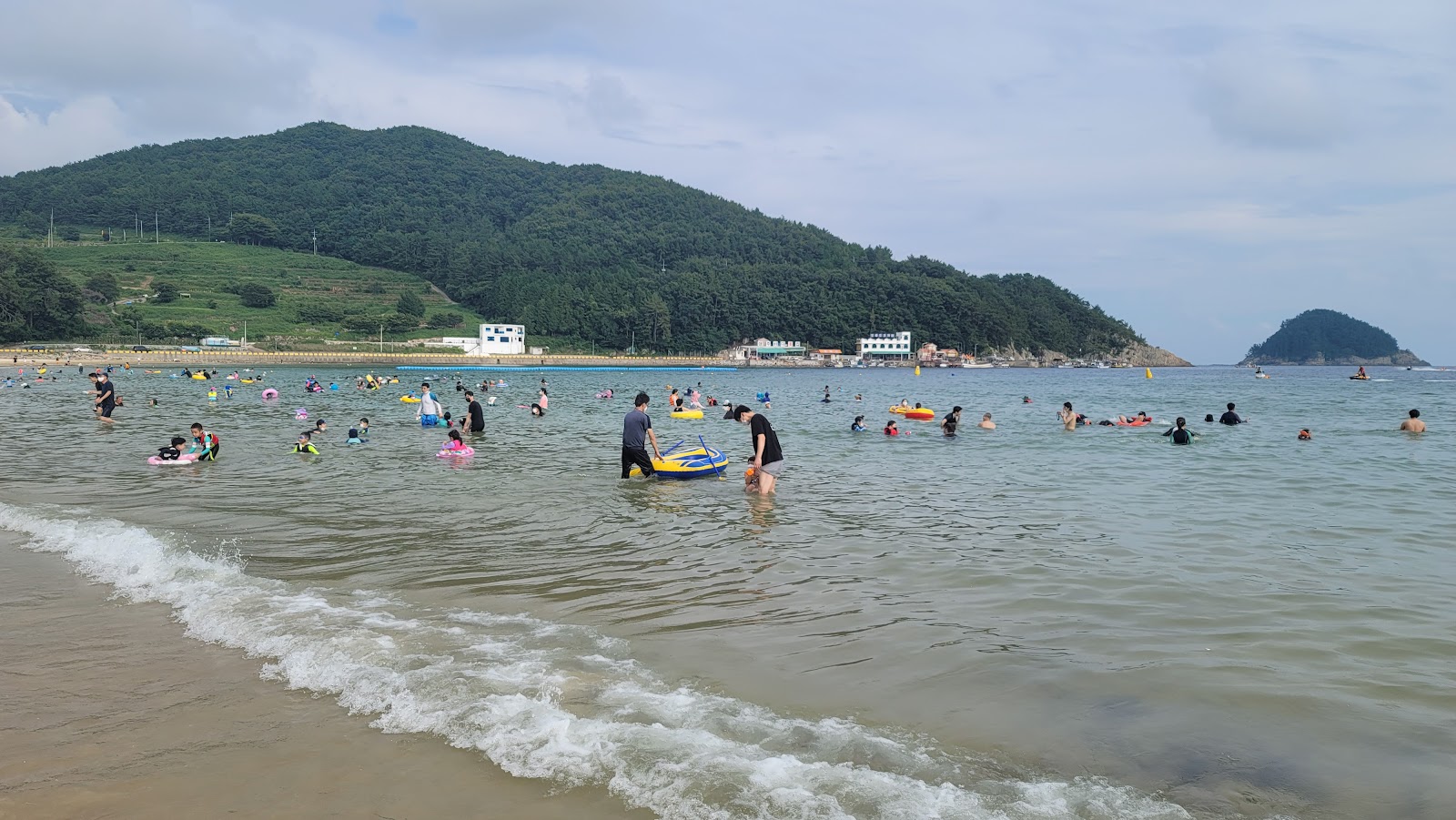 Foto av Sangju Eun Sand Beach omgiven av klippor