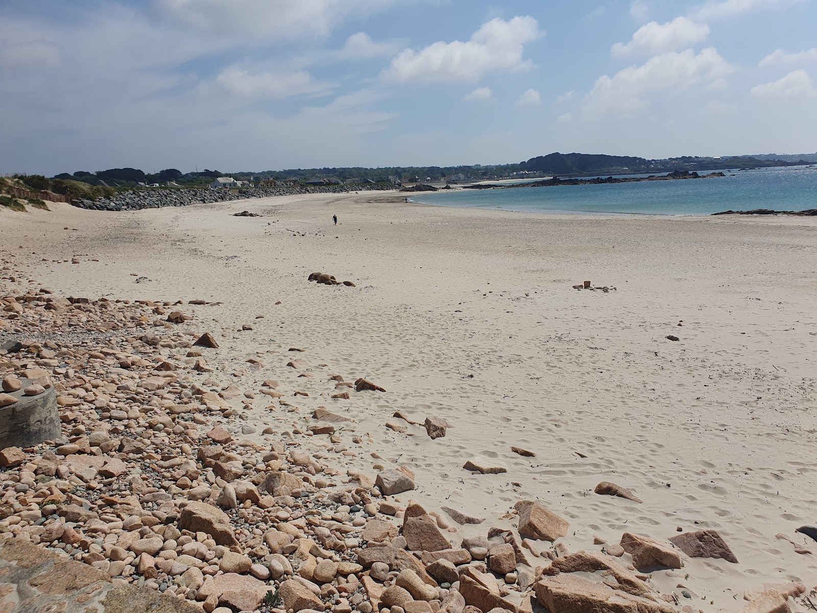 Grandes Rocques Beach'in fotoğrafı - rahatlamayı sevenler arasında popüler bir yer