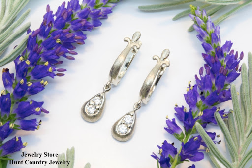 Jewelry Store «Hunt Country Jewelers», reviews and photos, 105 E Main St, Purcellville, VA 20132, USA