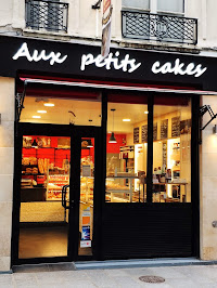 Vitrine du Restaurant servant le petit-déjeuner AUX PETITS CAKES à Paris - n°1