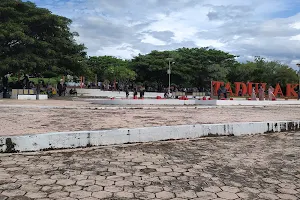 Bundaran Taman Universitas Tadulako image