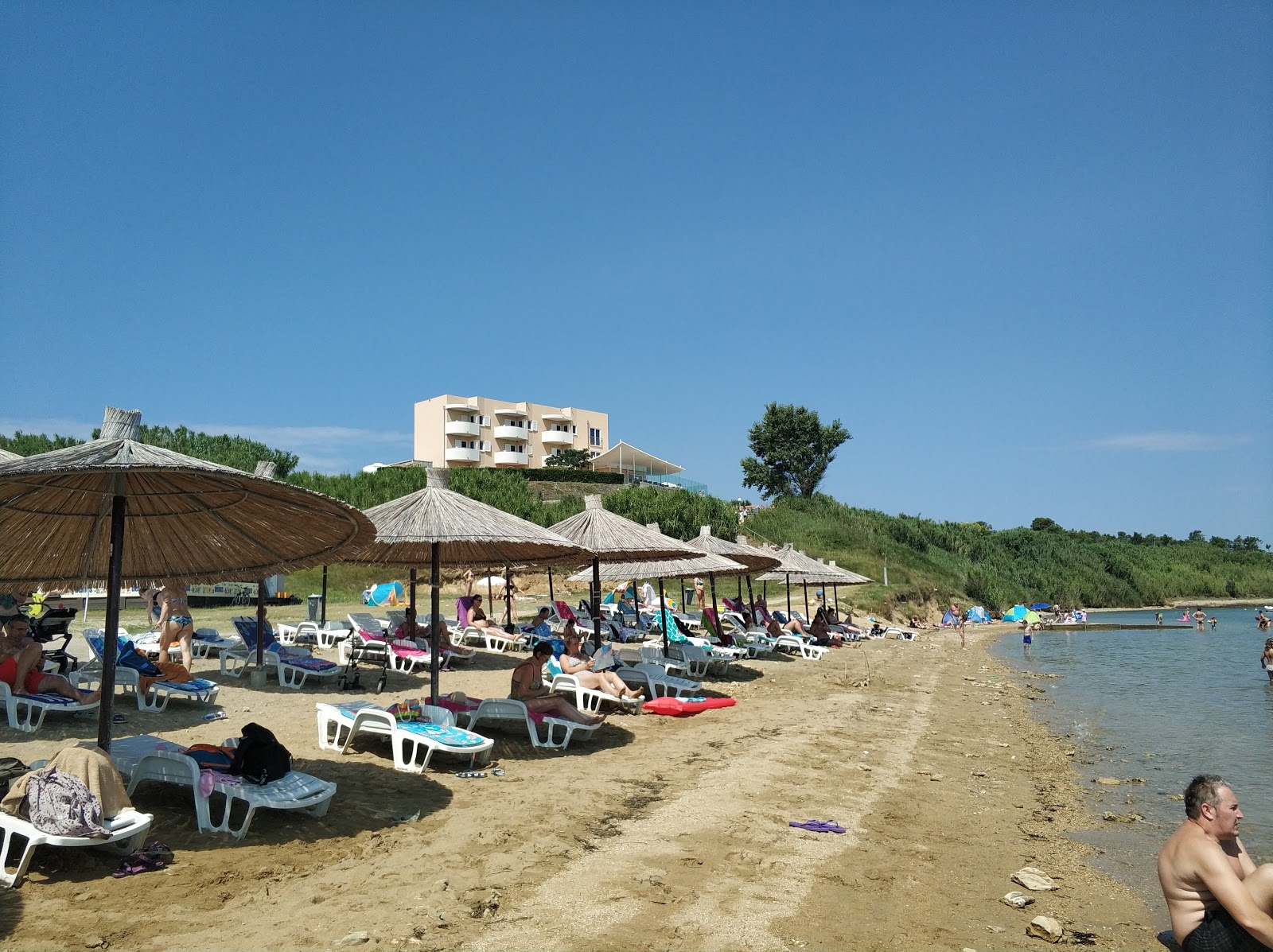 Fotografie cu Plaza Sabunike zonă de stațiune de pe plajă