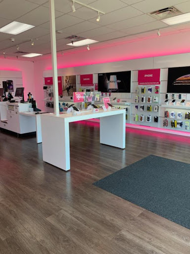 Cell Phone Store «T-Mobile», reviews and photos, 654 Wesley Dr, Wood River, IL 62095, USA