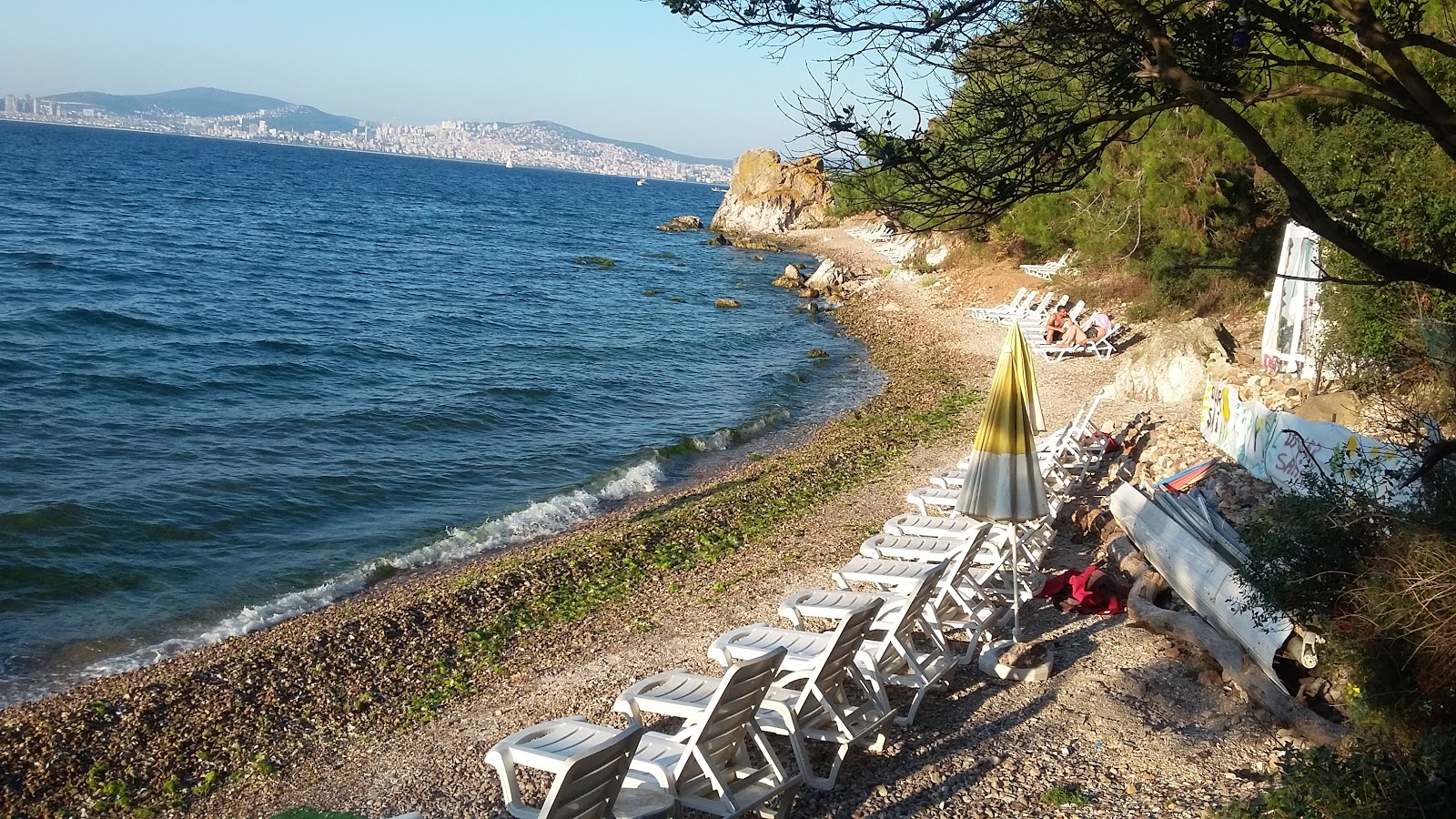 Foto von Burgazada Dusler Sahili, Beach and Camping Site von Klippen umgeben