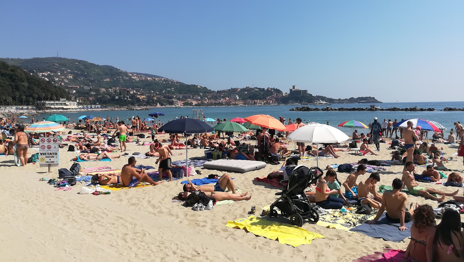 Fotografie cu Spiaggia di San Terenzo și așezarea