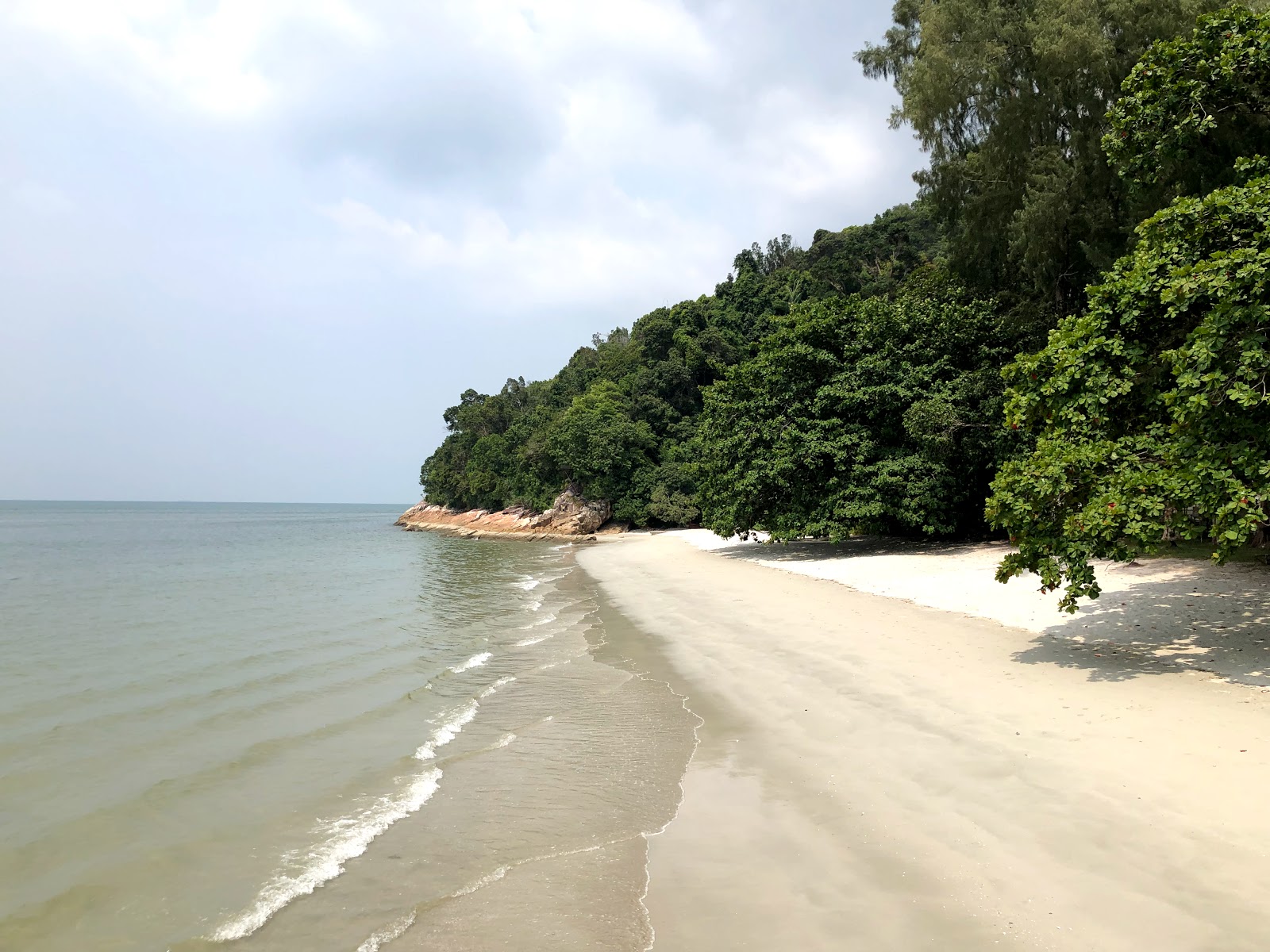 Photo of Teluk Ailing Beach with turquoise water surface