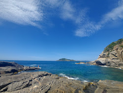 Foto di Rochas da Praia da Concha circondato da montagne