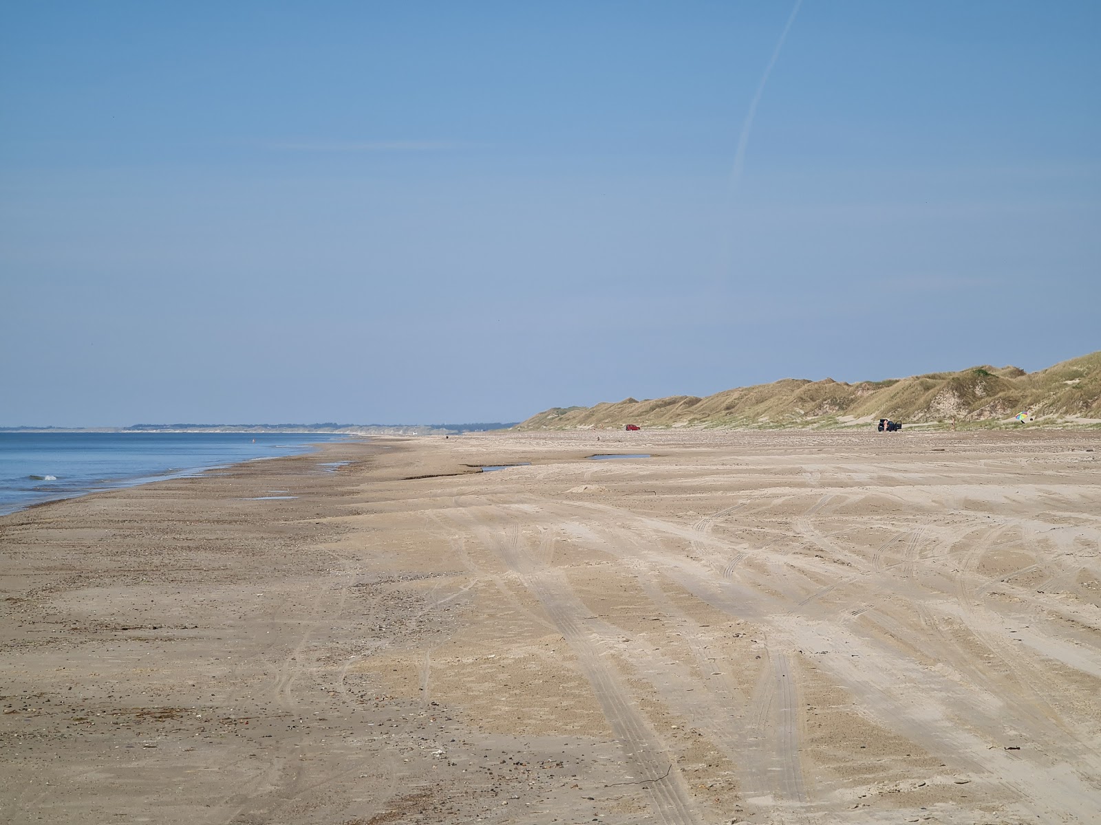 Ejstrup Beach的照片 带有碧绿色纯水表面