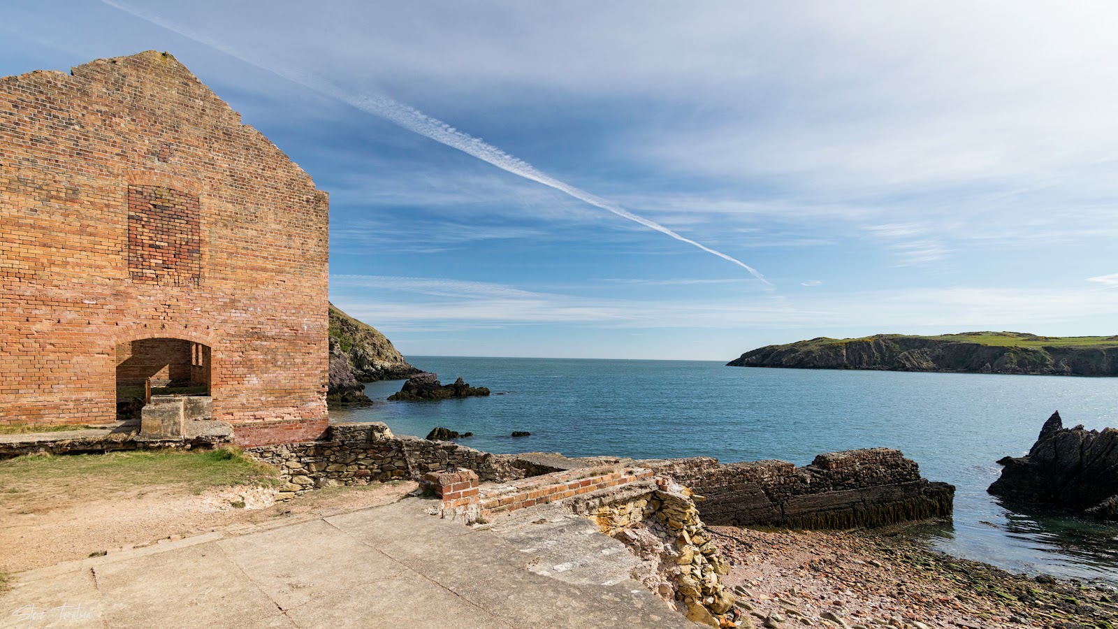 Photo de Traeth Porth avec l'eau cristalline de surface