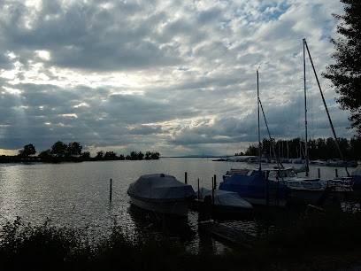 Kleinboot Hafen Hard