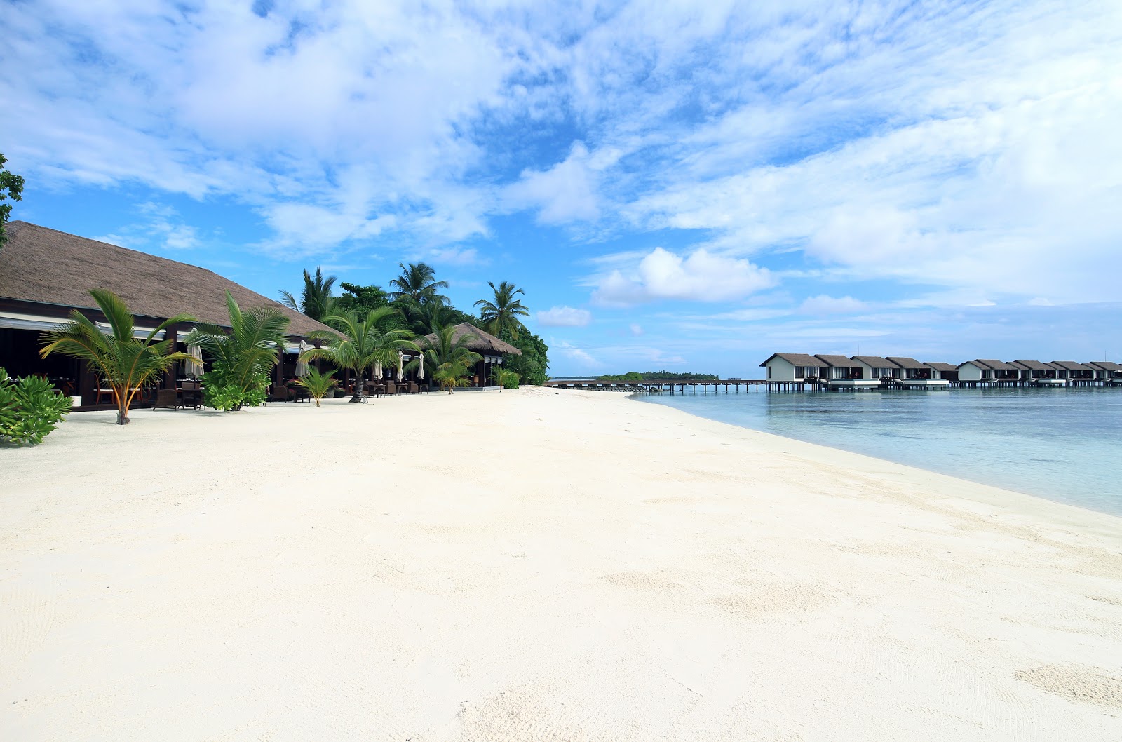 Foto di Falhumaafushi Resort Beach con una superficie del sabbia pura bianca