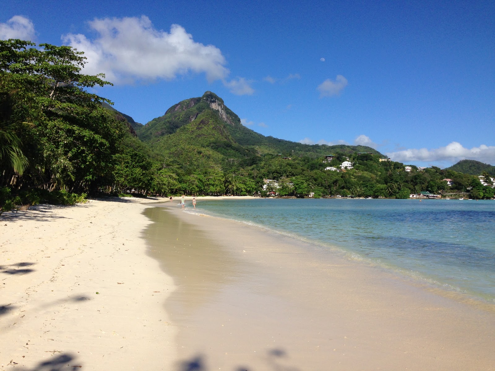 Photo de Constance Ephelia Beach avec sable fin et lumineux de surface