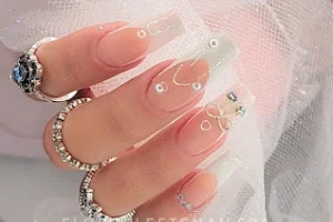 Florcelestenailspa Nails image
