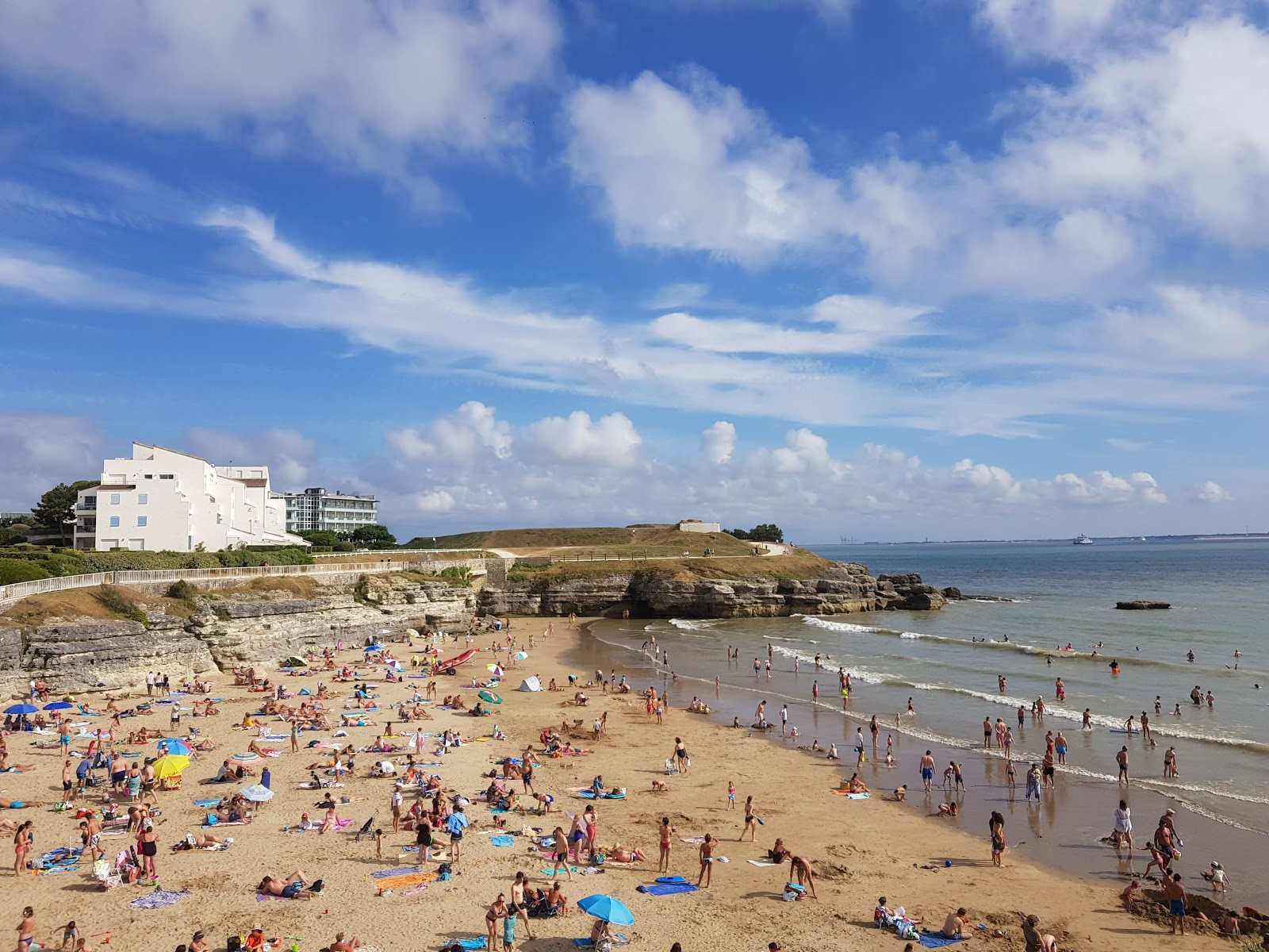 Foto di Plage du Chay con una superficie del sabbia marrone