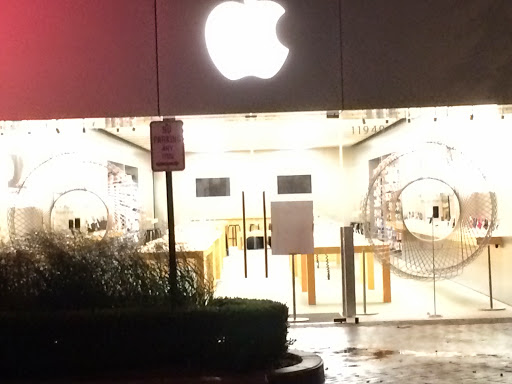 Computer Store «Apple Reston», reviews and photos, 11949 Market St, Reston, VA 20190, USA