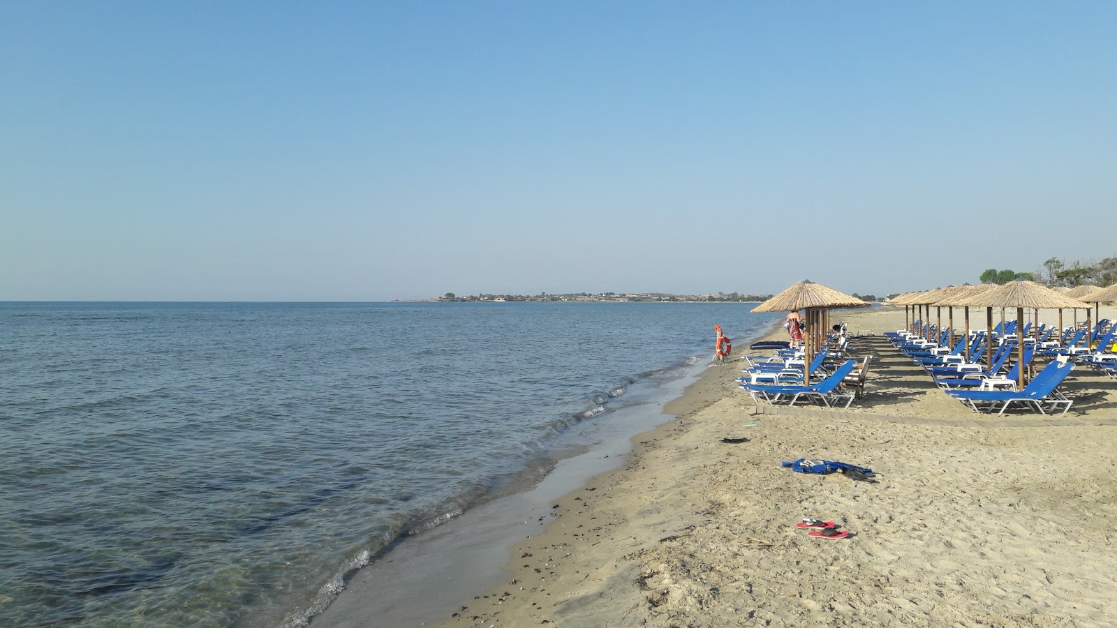 Zdjęcie Mandra beach z powierzchnią beżowy piasek