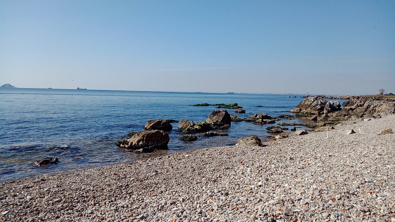 Foto von Madam Marta Koyu Beach umgeben von Bergen