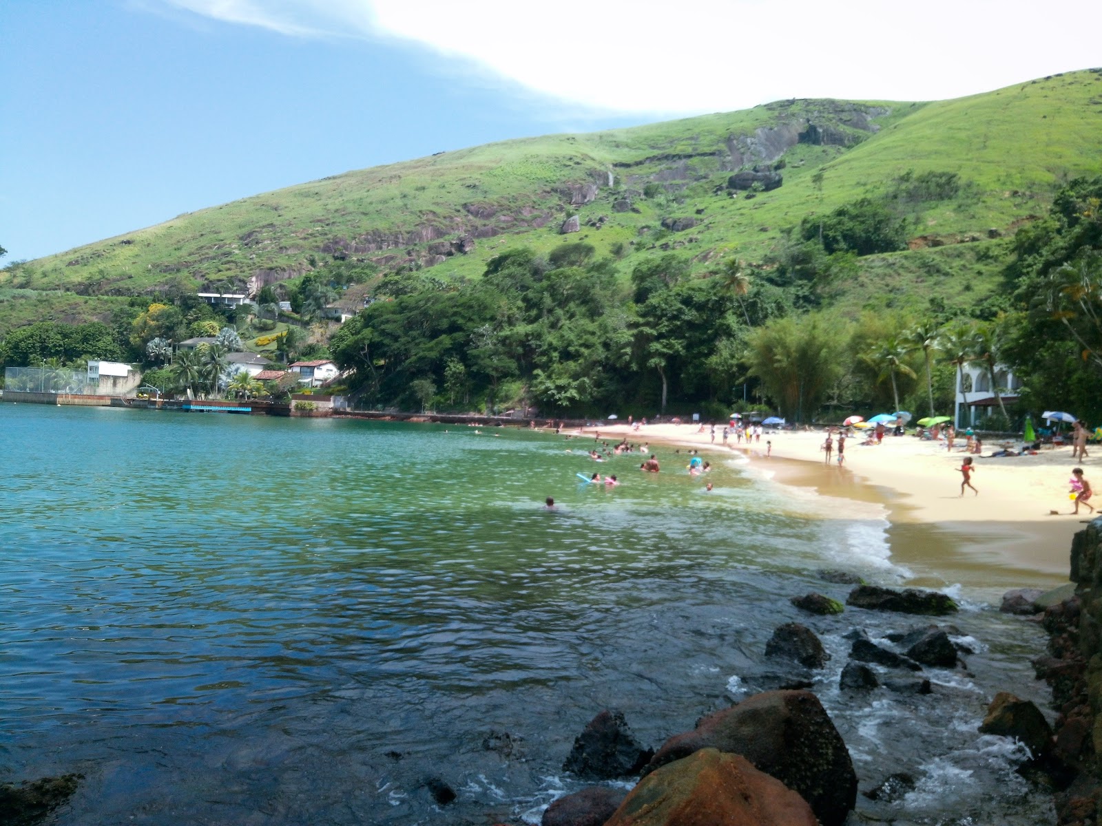 Foto de Praia de Caetes rodeado por montanhas