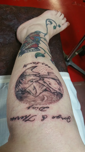 Tattoo Shop «Cloak and Dagger Tattoo», reviews and photos, 641 N Riverside Dr, Clarksville, TN 37040, USA