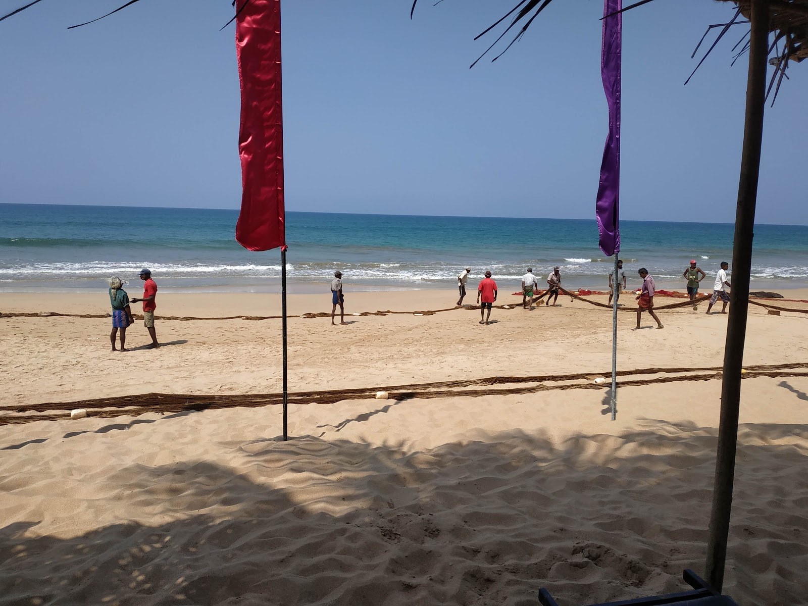 Foto di Warahena beach con una superficie del sabbia beige
