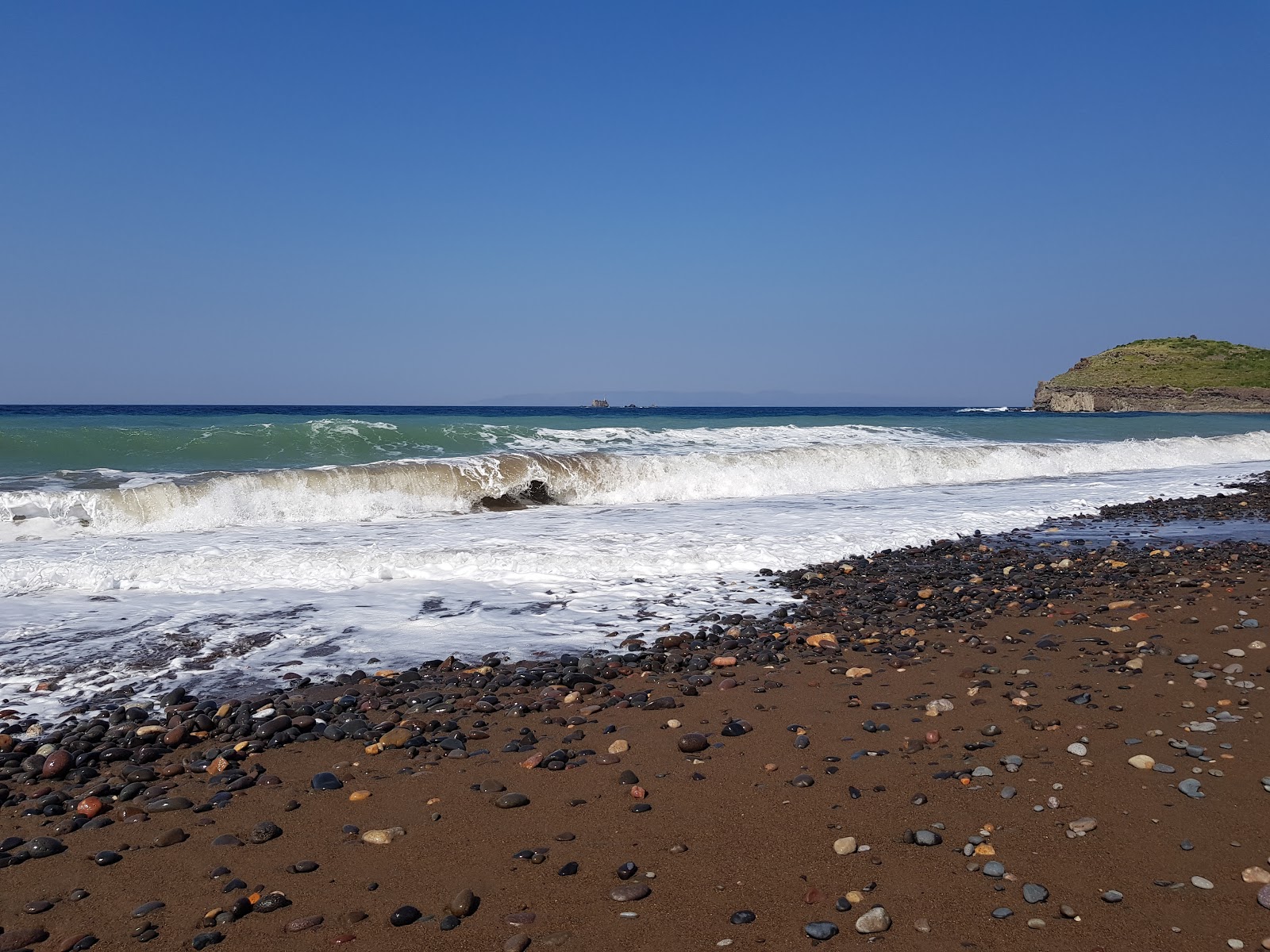 Katavathra beach'in fotoğrafı dağlarla çevrili