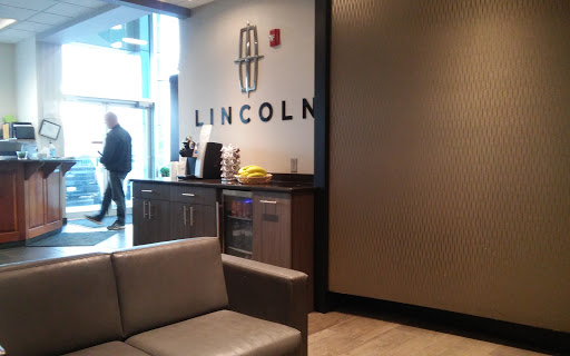Car Dealer «Uptown Ford Lincoln», reviews and photos, 2111 N Mayfair Rd, Milwaukee, WI 53226, USA