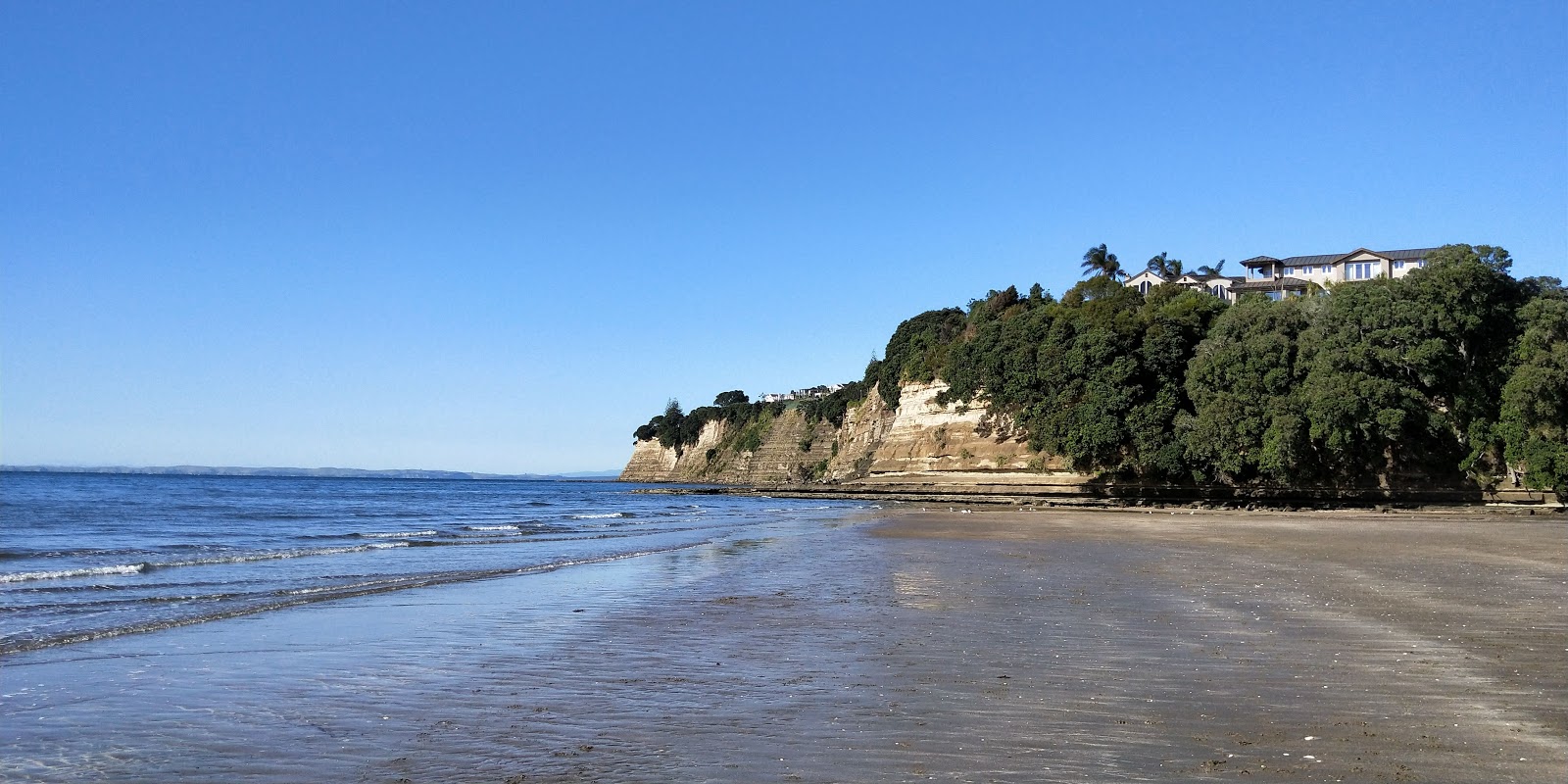 Foto van Long Bay Beach omringd door bergen
