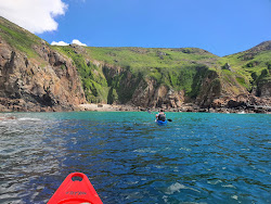 Le Jaonnet Bay'in fotoğrafı dağlarla çevrili