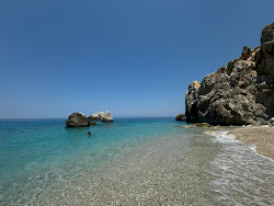 Foto von Milos Hidden Beach mit eine gerade küstenlinie