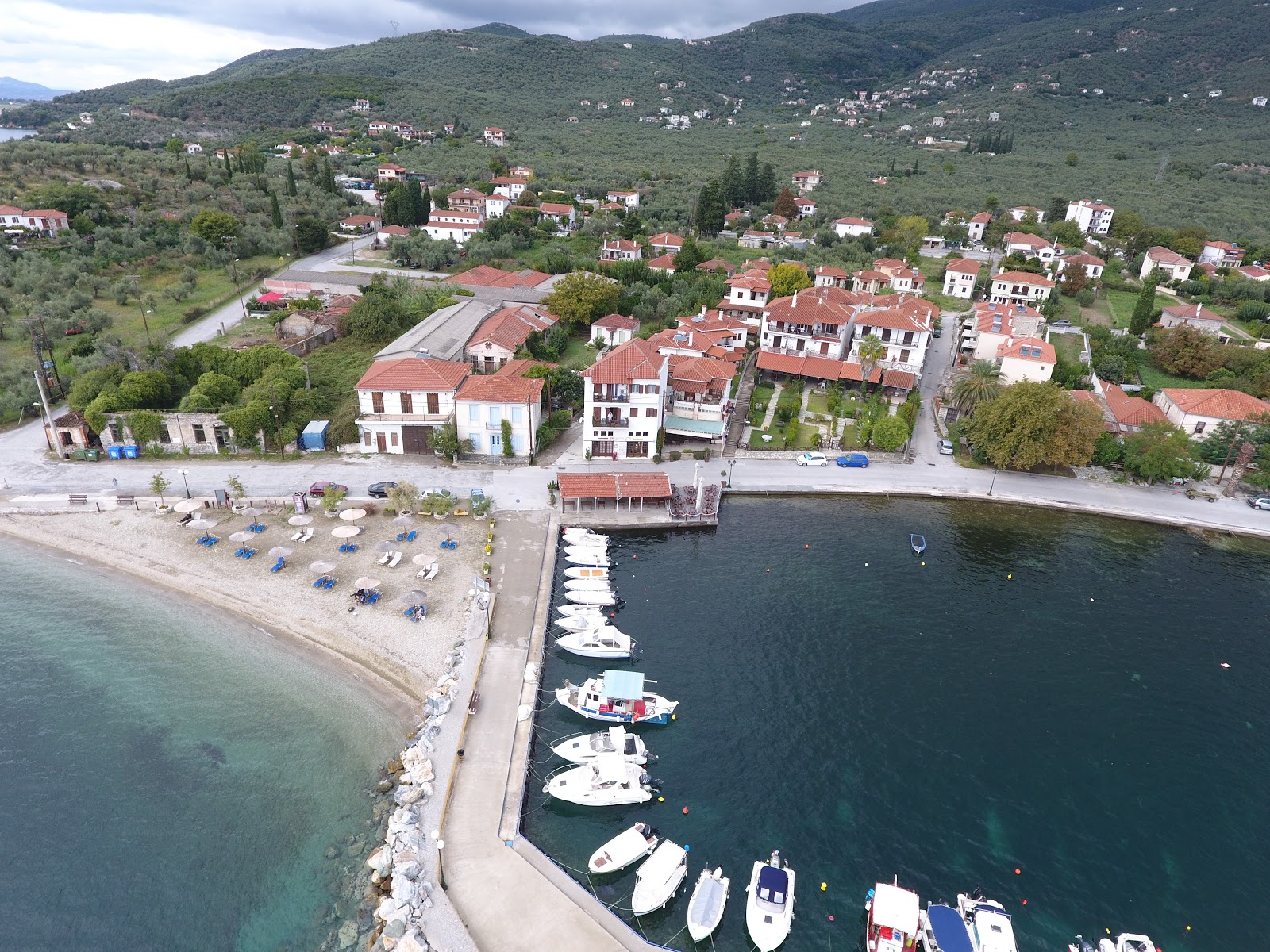 Φωτογραφία του Kato Gatzea beach με επίπεδο καθαριότητας πολύ καθαρό