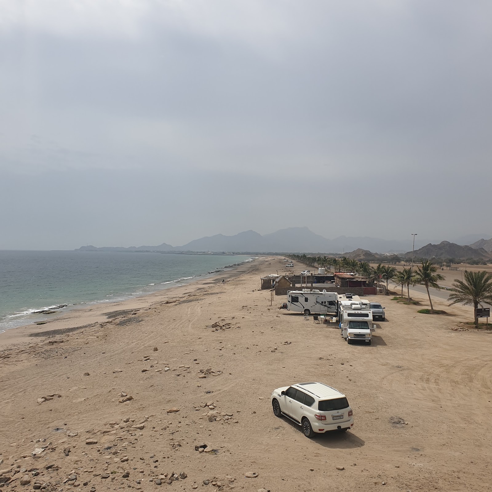 Foto de Faqiat beach com linha costeira longa e reta