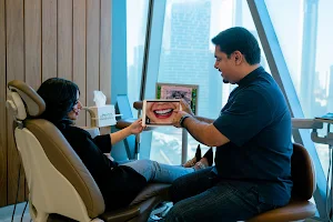 Dasman Dental Center مركز دسمان لطب الأسنان image