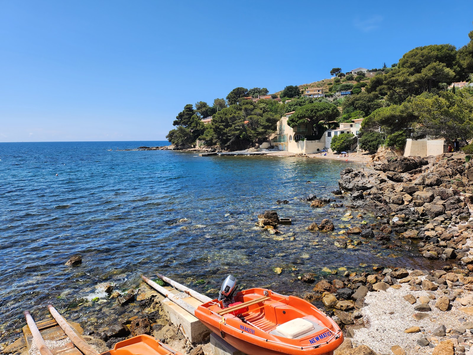 Foto von Plage Le Canebas mit kleine, graue kiesel Oberfläche