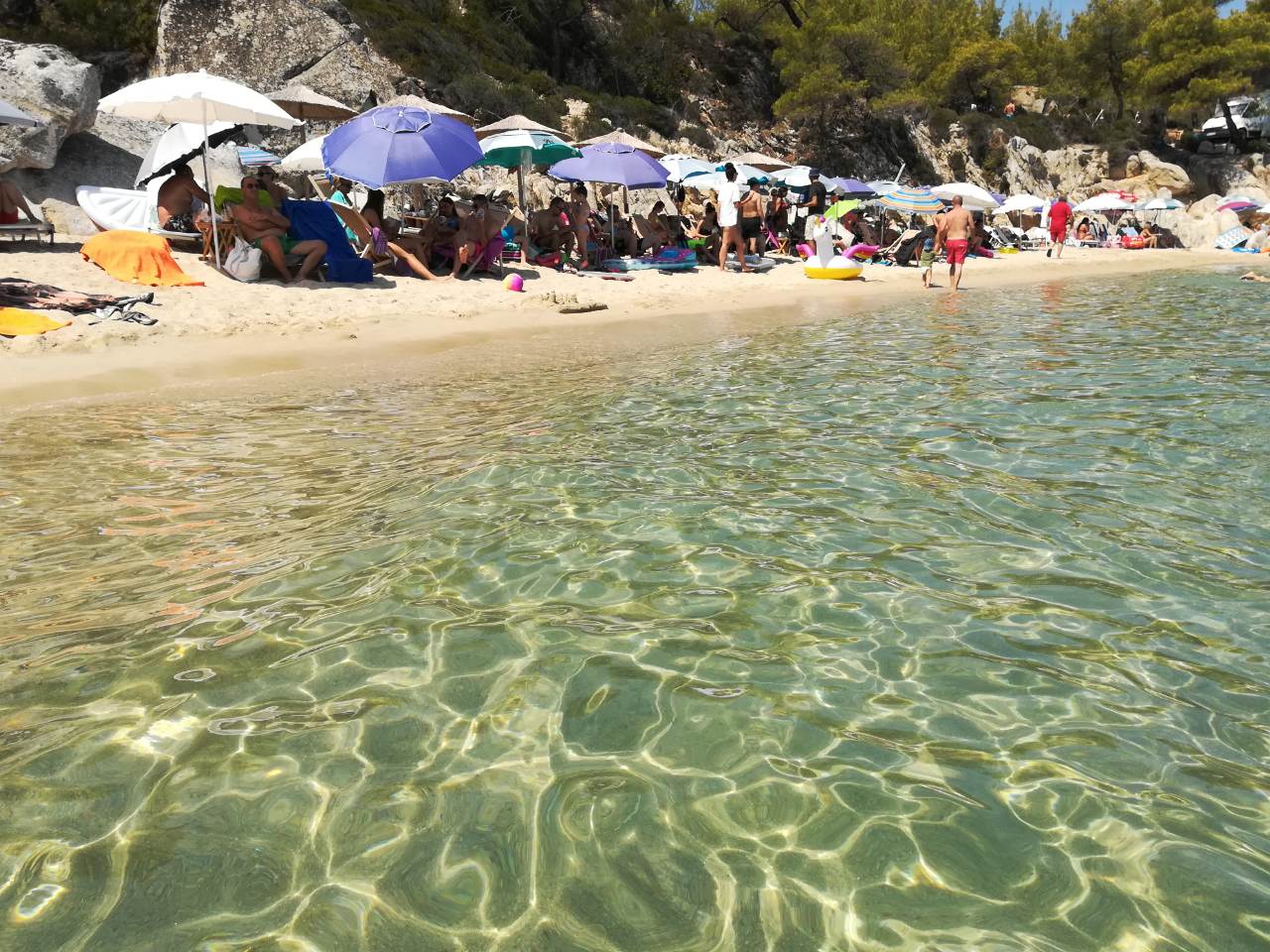 Mega Portokali Beach'in fotoğrafı uçurumlarla desteklenmiş