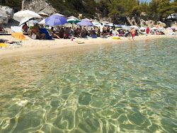 Photo de Mega Portokali Beach protégé par des falaises