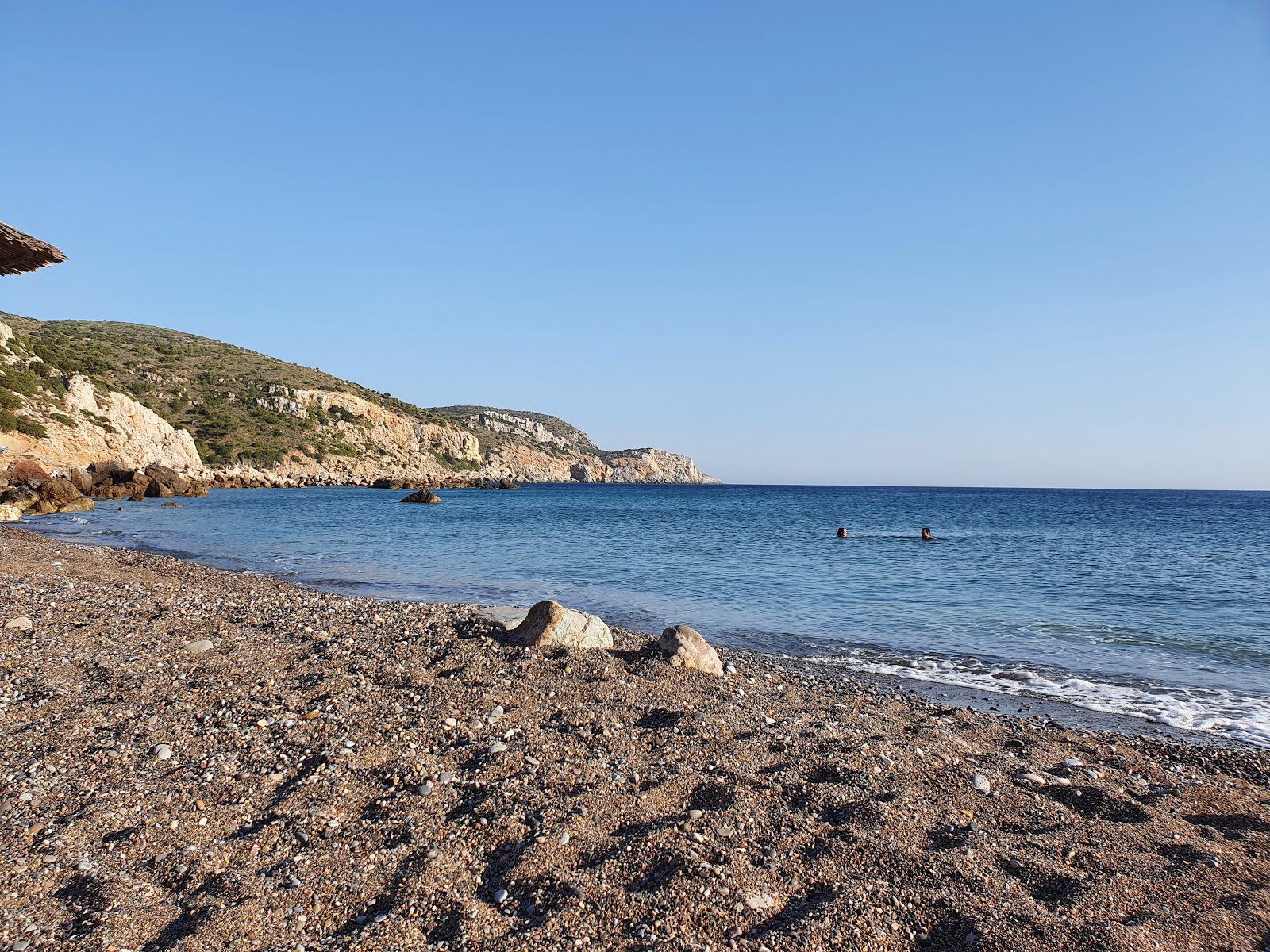 Paralia Apothika'in fotoğrafı mavi saf su yüzey ile