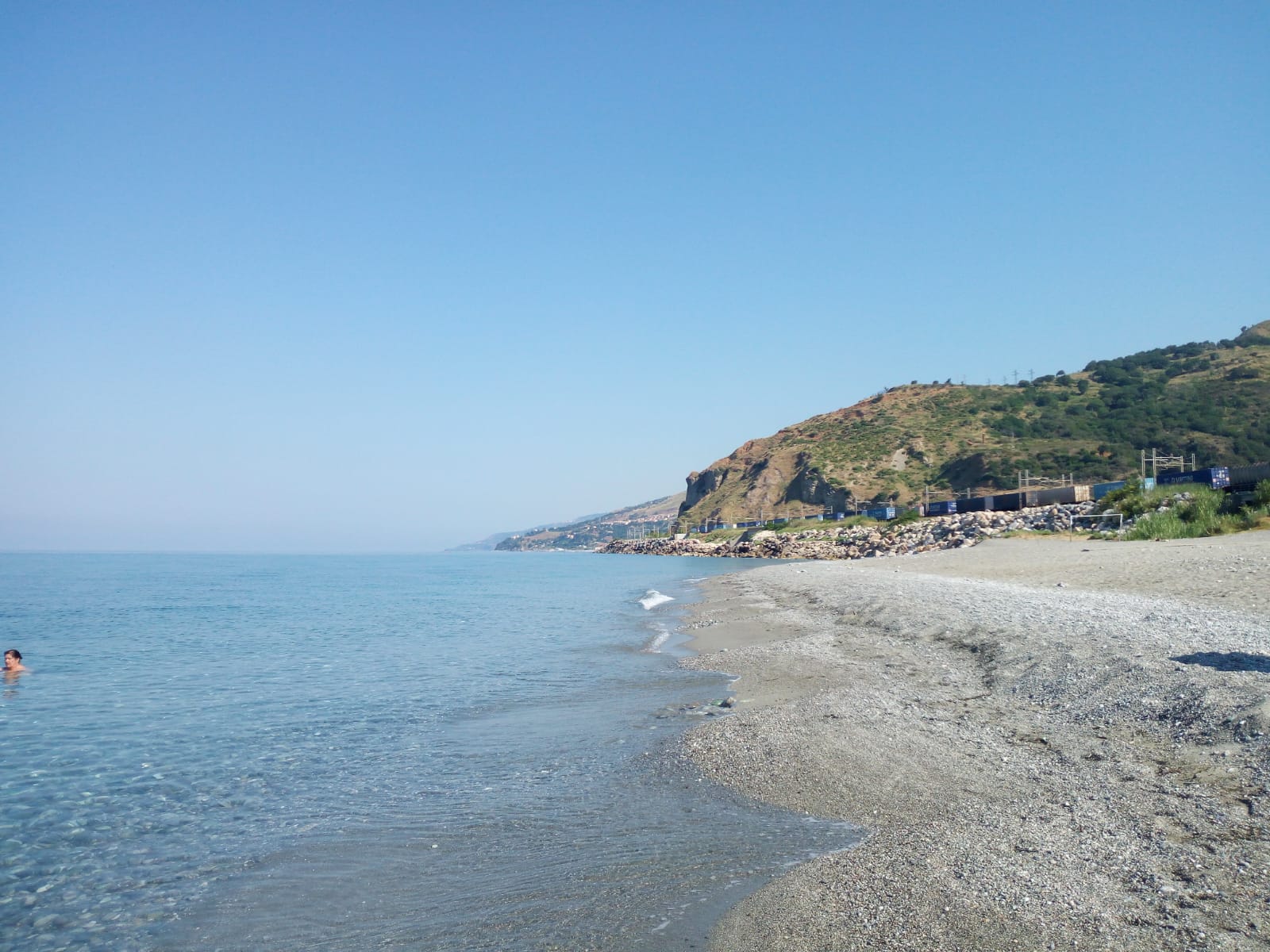 Marina di Fuscaldo beach的照片 带有蓝色的水表面