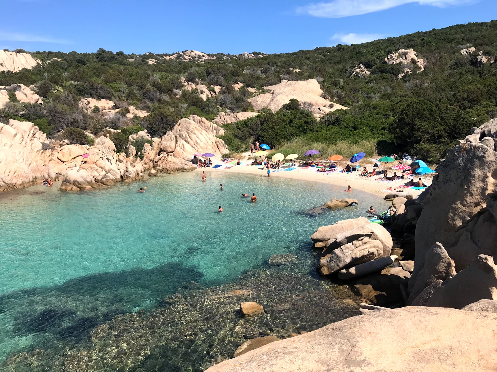 Fotografie cu Spiaggia Delle Vacche cu o suprafață de apa pură turcoaz