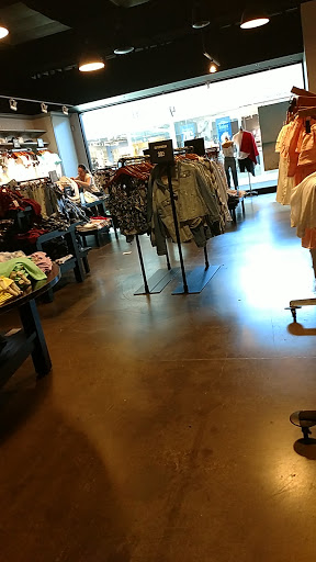 Clothing Store «Hollister Co. Outlet», reviews and photos, 651 Kapkowski Rd, Elizabeth, NJ 07201, USA
