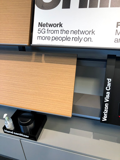 Cell Phone Store «Verizon», reviews and photos, 19230 Alderwood Mall Pkwy #150, Lynnwood, WA 98036, USA