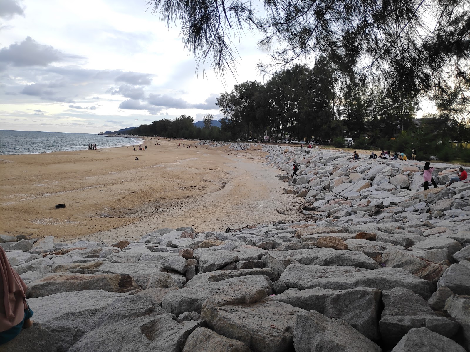Teluk Lipat Beach的照片 带有长直海岸