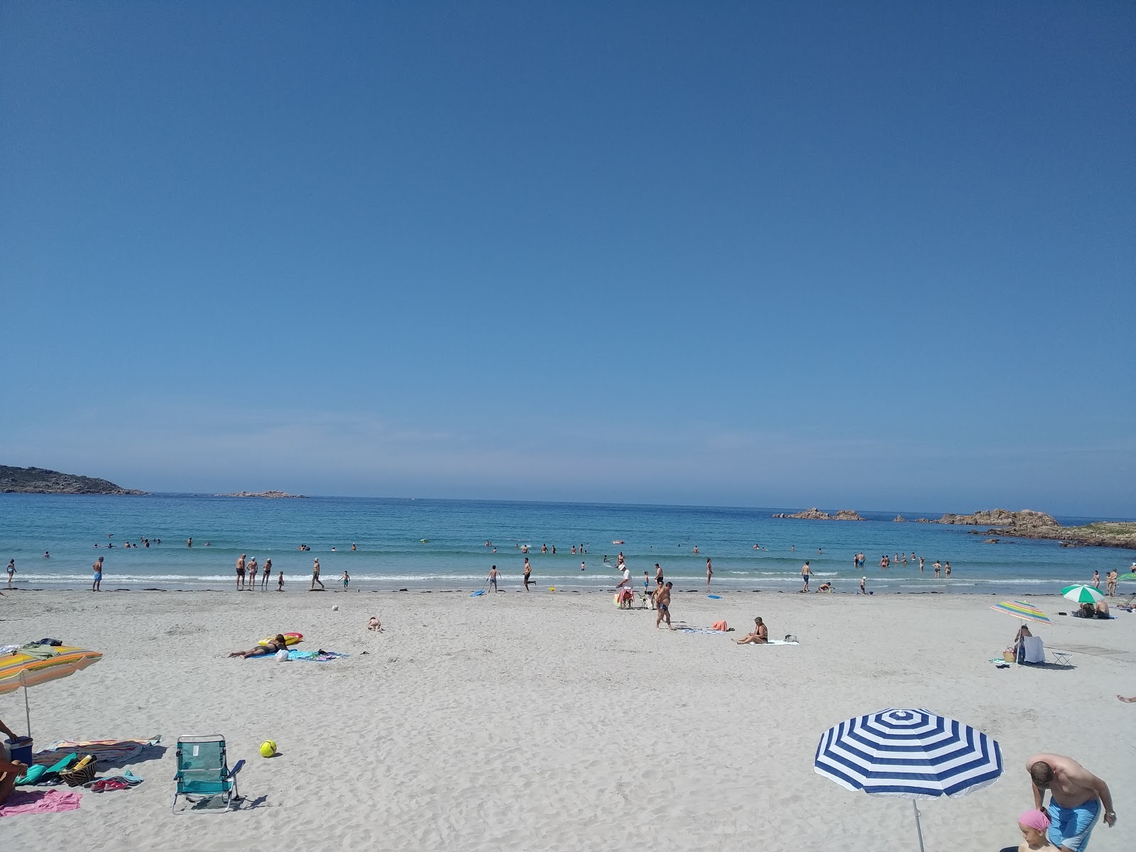 Area de Arou Beach'in fotoğrafı uçurumlarla desteklenmiş