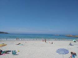 Area de Arou Beach'in fotoğrafı uçurumlarla desteklenmiş