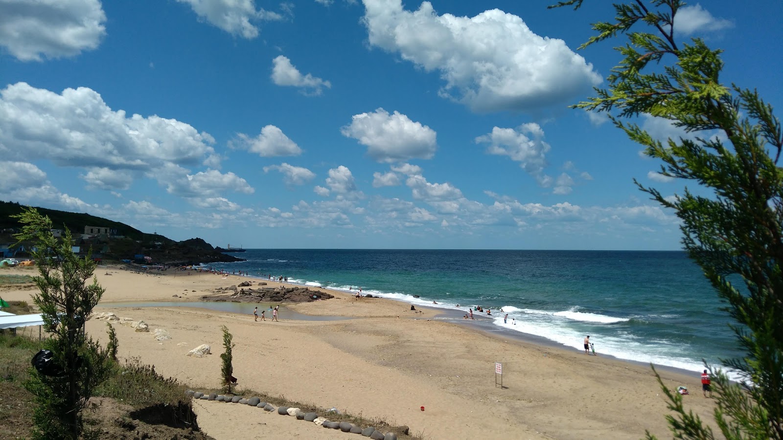 Φωτογραφία του Suslu beach με φωτεινή άμμος επιφάνεια