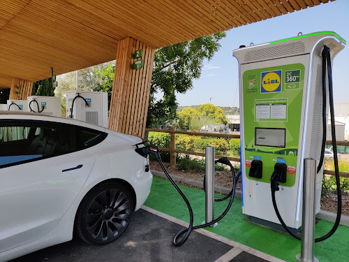 Borne de recharge de véhicules électriques Lidl Station de recharge Les Pennes-Mirabeau